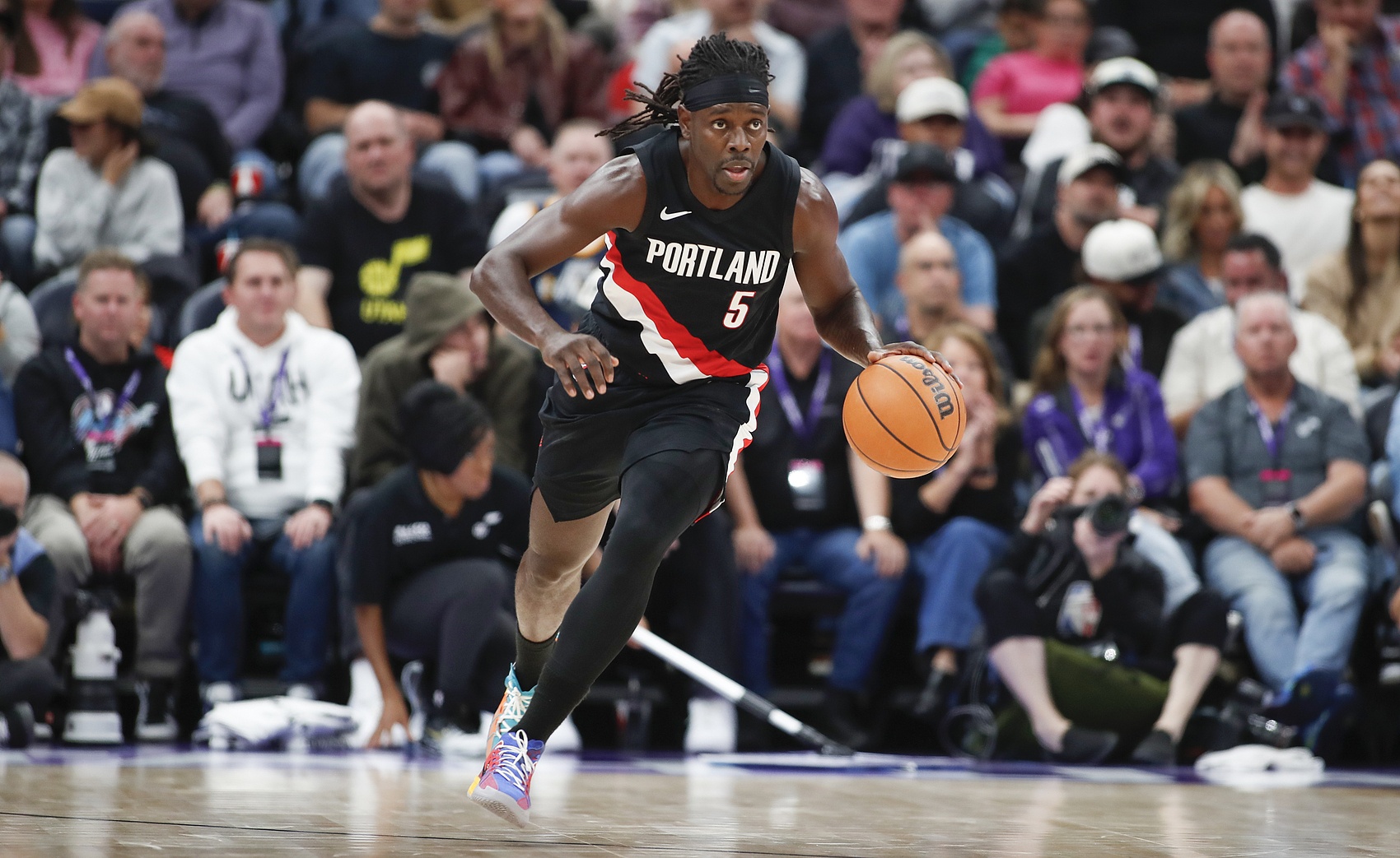 定海神针！霍勒迪8记三分砍下35分5板11助 末节独得16分